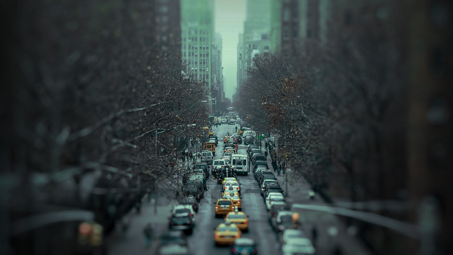 Foto de las calles de una ciudad en un día frío