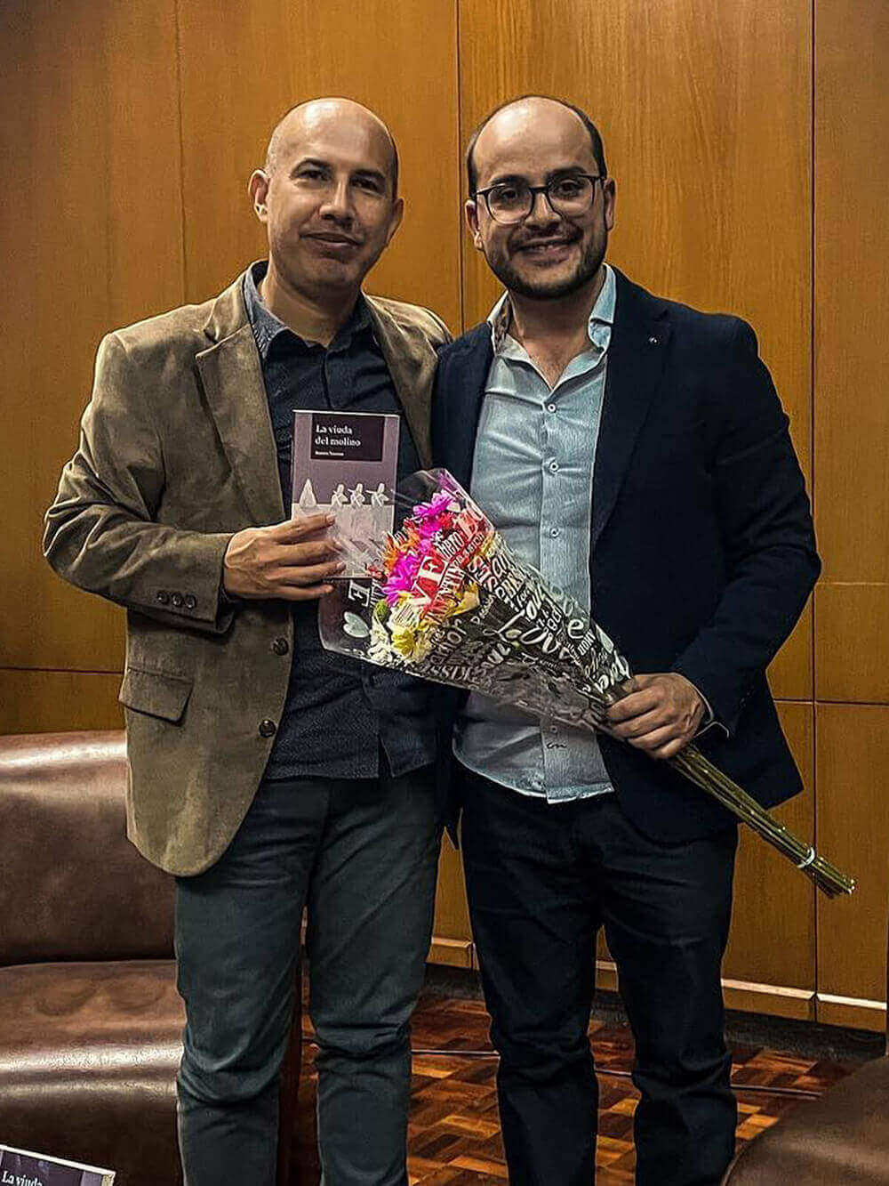 Ruben Varona siendo reconocido por su libro La Viuda del Molino